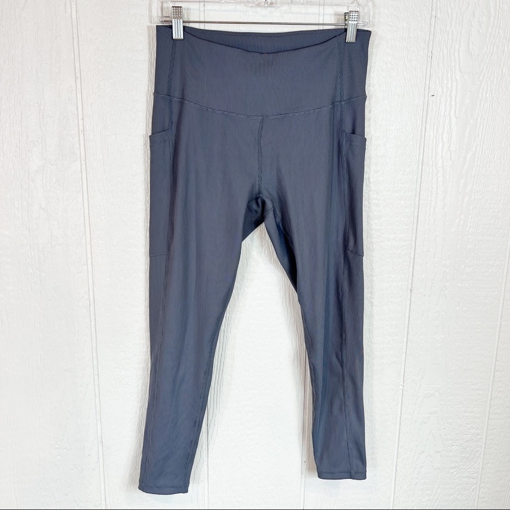 Zella Gray Work Out Capris Size Large